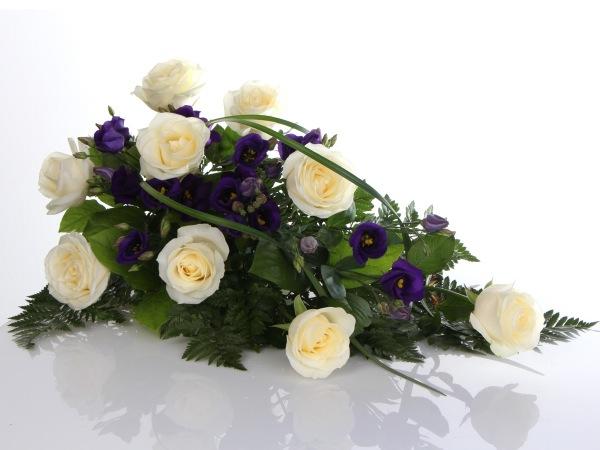 Da-Pu Kukkakauppa ja Hautaustoimisto Liminka - Hautajaiskukat - Ruusu  Kukkalaite Valkoinen Violetti